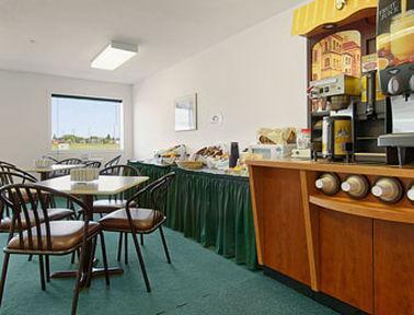 Super 8 By Wyndham Meadow Lake Restaurant billede